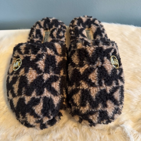 Michael Kors Alexis Closed Toe Faux Sherpa Slippers - Picture 3 of 9
